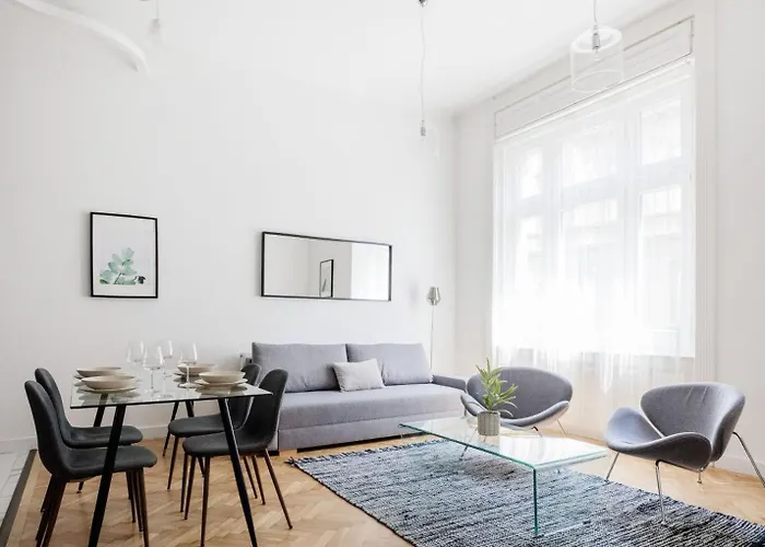 Chic And Spacious Retreat