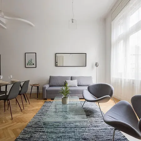 Chic And Spacious Retreat Lägenhet *