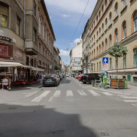 Chic And Spacious Retreat *