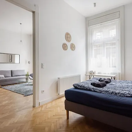 Apartament Chic And Spacious Retreat