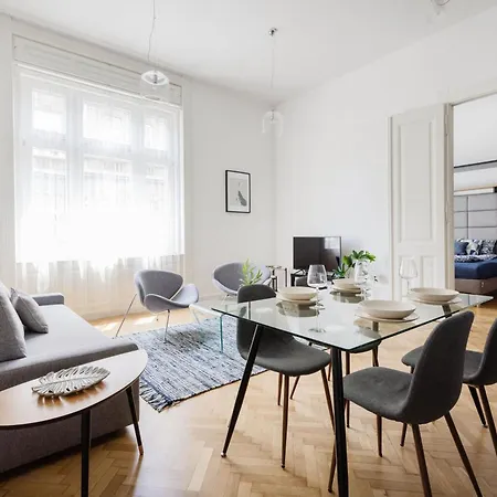 Chic And Spacious Retreat * بودابست
