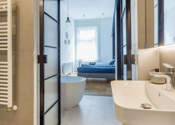 Chic And Spacious Retreat