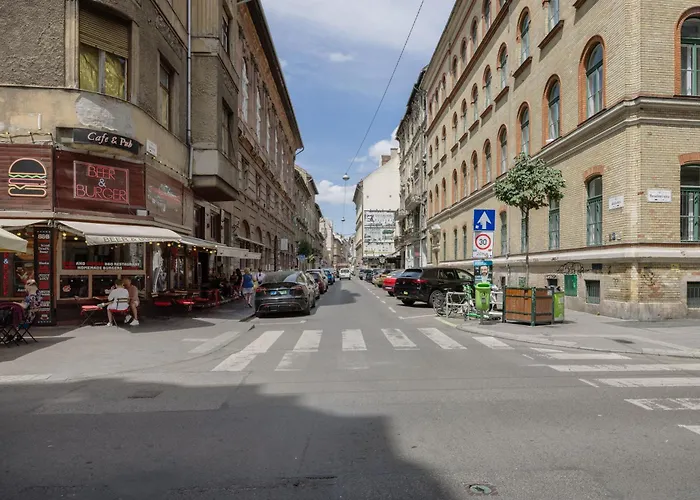 Chic And Spacious Retreat *