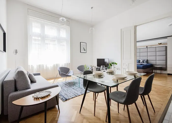 Chic And Spacious Retreat * بودابست