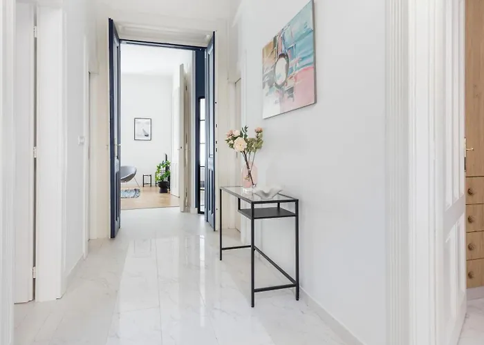 Chic And Spacious Retreat