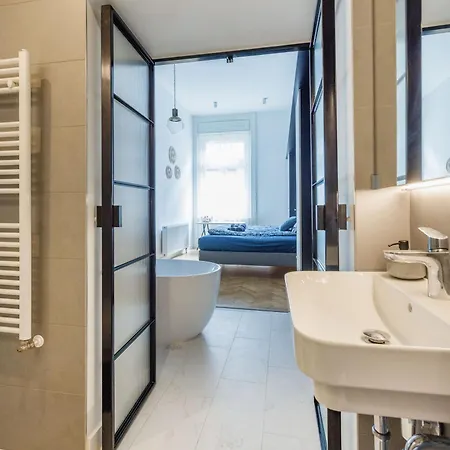 Chic And Spacious Retreat