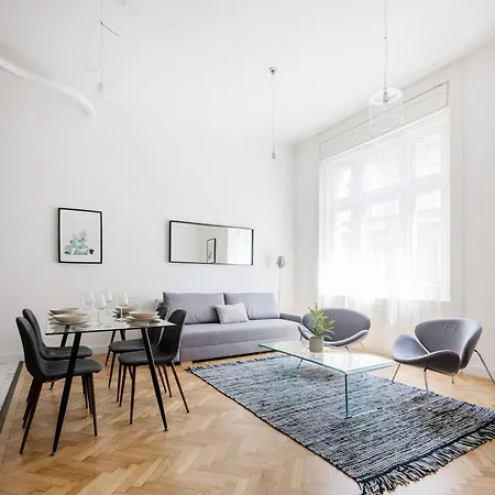 Chic And Spacious Retreat